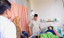 Prabowo Jenguk Korban Tabrakan Kereta di Bekasi, Pemerintah Janjikan Evaluasi Total Sistem Keselamatan