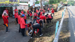 Pemkot Surabaya Uji Coba Pola Kerja Fleksibel, ASN Tetap Turun Lapangan Bersihkan Kali