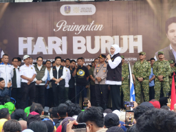May Day di Surabaya, Khofifah Tegaskan Komitmen Perlindungan Buruh hingga Akses Transportasi dan Pendidikan
