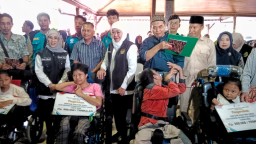 Khofifah Salurkan Bansos Rp10,4 Miliar di Tulungagung, Perkuat Jaring Pengaman Sosial Warga