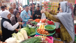 Khofifah Temukan SPHP dan Minyakita Langka Saat Sidak di Pasar Klojen Malang