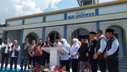 Khofifah Salurkan BLT DBHCHT Rp10,3 Miliar di Bojonegoro, Resmikan Masjid Nur Khofifah