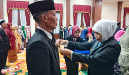 400 Guru Jatim Terima Satyalencana Karya Satya, Khofifah: Dedikasi Panjenengan Semua Luar Biasa