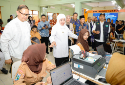 Khofifah Pastikan SPMB di Ngawi Berjalan Tertib, Tanpa Antrean Menumpuk