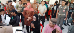 Khofifah Pastikan SPMB Jatim Berjalan Lancar, Antrean Pengambilan PIN Lebih Tertib dan Nyaman