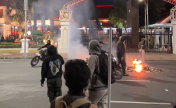 Demo #IndonesiaSekarat di Surabaya Berujung Ricuh, Massa Lempari Polisi dengan Batu hingga Besi