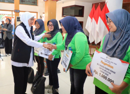 Khofifah Salurkan Bantuan Rp32,16 Miliar untuk Warga Ngawi, Perkuat Daya Beli dan Ekonomi Desa
