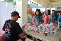 Pasar Murah Pemkot Surabaya Diserbu Warga Kedung Cowek, Harga Sembako di Bawah Pasaran
