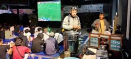Ratusan Warga Padati Nobar Piala Dunia 2026 di Kantor Diskominfo Jatim, UMKM Lokal Ikut Kecipratan Berkah