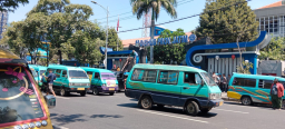 Sopir Angkot Kepung Kantor Dishub Jatim, Tolak Transit Trans Jatim di Medaeng