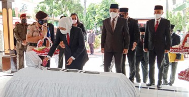 Gubernur Khofifah Pimpin Ziarah Ke Makam Dr. Soetomo,