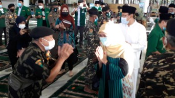 Gus Ipul - Khofifah Kembali Bertemu, Beri Penghargaan 87 Banser Senior