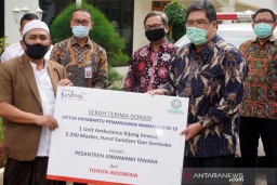 Toyota Beri Bantuan Pondok Pesantren Bantuan Mobil