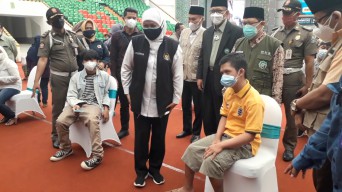 Khofifah Tinjau Vaksinasi Dosis Ketiga untuk Nakes di Malang