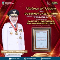 Gubernur Khofifah Terima Penghargaan Pemimpin Terpopuler Media Online