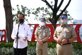 Jokowi: Target Vaksinasi  100 Ribu per Hari