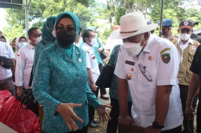 Kunjungi Pengungsi Gempa Tehoru, Gubernur dan Istri Serahkan Bantuan
