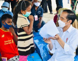Jokowi Ikut Mewarnai Gambar, Anak-anak Bungah di Tengah Duka