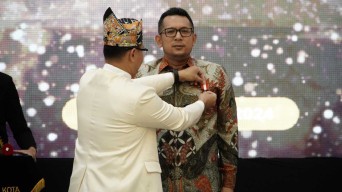 Pj Wali Kota Mojokerto Terima Penghargaan Tanda Jasa Hakaryo Guno Mamayu Bawono dari Pemkot Batu