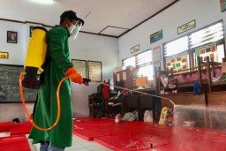 Lokasi Pengungsian Terdampak Longsor di Nganjuk Disemprot Disinfektan