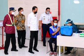 Presiden Tinjau Vaksinasi Masal di Pelabuhan Tanjung Priok