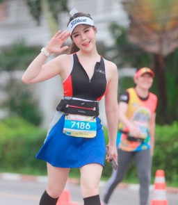 Ikut Lomba Lari Model Thailand Sampai Basah Kuyup