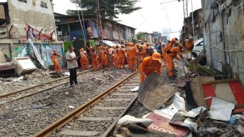 PT KAI Menyayangkan Aktivitas Warga yang Buang Sampah ke Kereta Peti Kemas