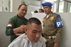 Pemberdayaan Ekonomi Warga Miskin, Satpol PP Surabaya Resmikan Rumah Padat Karya Pangkas Rambut S34