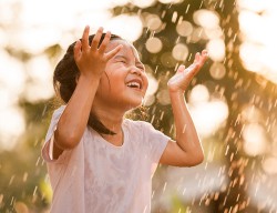 Musim Hujan Datang, Ini Tips Menjaga Kesehatan Anak