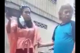 Viral Video Wanita Lempar Al Quran sambil Marah-Marah