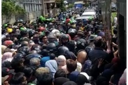 Demi Sembako Warga Antre di Rumah Gubernur Kaltim hingga Pingsan