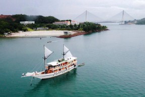Menikmati Sensasi Berlayar dengan Kapal Phinisi di Perairan Kepulauan Riau