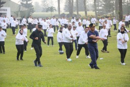 Kebersamaan dan Semangat di Lembah Tidar: Kepala Daerah Berbaur dalam Senam Pagi Retret Akmil Magelang