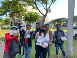 Bagi-Bagi Hand Sanitizer Warnai Launching Harian Merah Putih