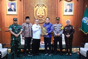 Pj. Gubernur Jatim Serahkan SK Perpanjangan Jabatan Pj. Bupati Sampang
