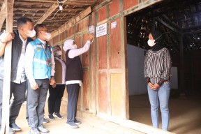 Khofifah Salurkan Bantuan Listrik Gratis Untuk 3100 RTM se-Jatim