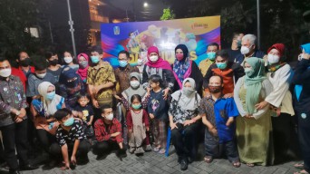 Gubernur Khofifah Berbagi dengan Pekerja Disabilitas Tiara Handycraft