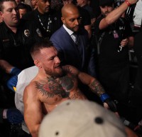 Connor McGregor Dijatuhkan Poirier di Ronde Pertama