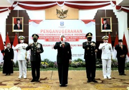 Jelang HUT RI, Gubernur Jatim Beri  Penghargaan Jer Basuki Mawa Beya
