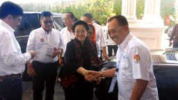 Dapat Rekom PDI-P, Armuji Menangis Haru
