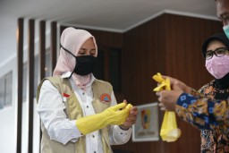 Bank Mandiri Sumbang Puluhan APD ke Pemkab Jember