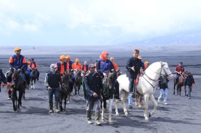 Khofifah : Cicipi Keindahan Gunung Bromo, 'Blue Fire' Kawah Ijen