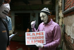 Pantomim MTC-19 Hibur Pasien Isolasi Covid-19