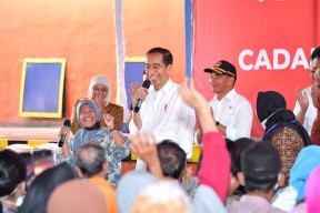Bagikan Bantuan Pangan CBP, Presiden: Jika APBN Cukup Akan Dilanjutkan