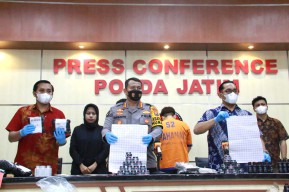 Merk Kosmetik Dipalsukan Warga Tuban Dibekuk Polda Jatim