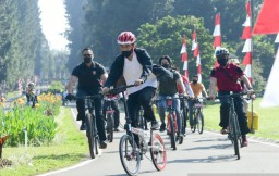 Ditemani Kaesang, Jokowi Bagi-bagi Masker