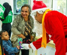 Bandara Pattimura Ambon Wujudkan Kehangatan Hari Natal dengan Pemberian Gift