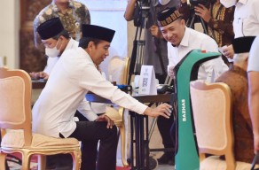 Presiden Jokowi dan Wapres Maruf Amin Serahkan Zakat Melalui Baznas