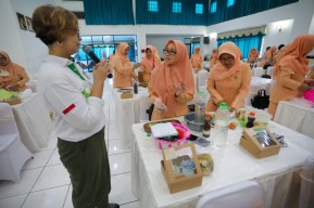Suhu Udara Panas, Anggota DWP Jateng Ramai-Ramai Bikin Eco Enzyme dari Sampah Organik