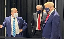 Donald Trump Kepergok Pakai Masker